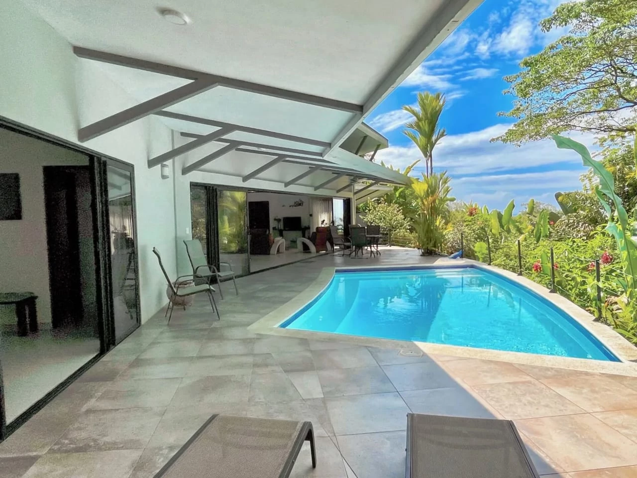 https://esencianova.com/wp-content/uploads/2025/02/eden-aseo-casa-principal.webp-piscinal.webp