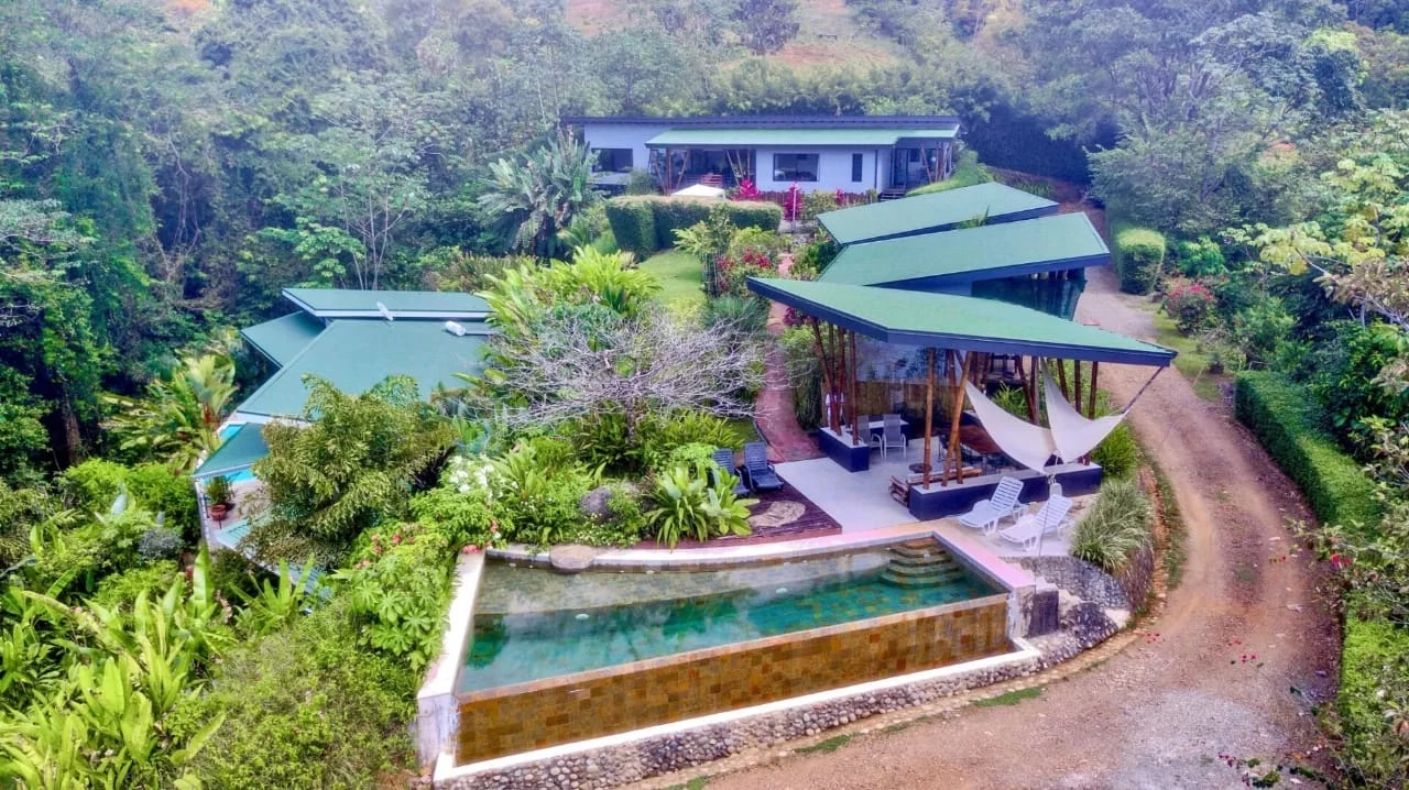 https://esencianova.com/wp-content/uploads/2025/02/eden-aseo-casa-principal.webp-piscinal.webp